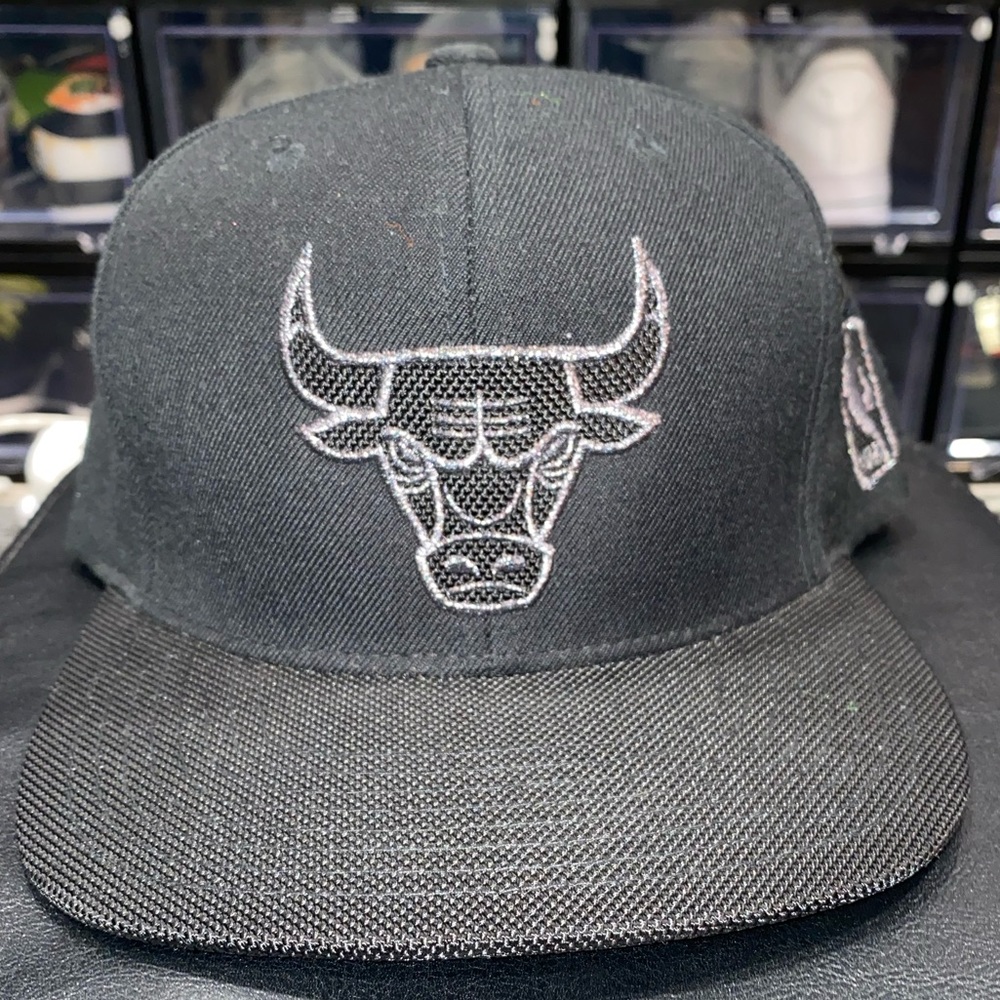 LIKE NEW CHICAGO BULLS SNAPBACK ADJUSTABLE HAT CAP • MITCHELL & NESS • BLACK CAT